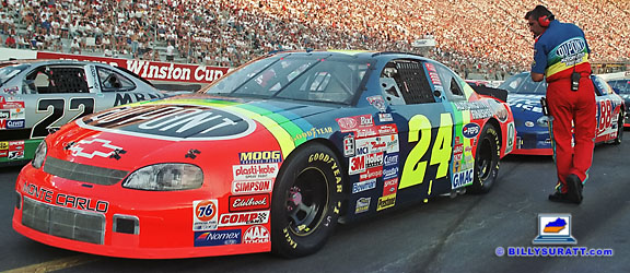 A crew member says a few last words to No. 24 DuPont Chevrolet driver Jeff Gordon right before the drivers start their engines for the 1998 Goody's Headache Powder 500 at Bristol Motor Speedway in Bristol, Tenn. (© 1998 Billy Suratt)